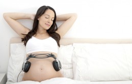 Звуки во время беременности благотворно влияет на общее эмоциональное состояние, как ребенка, так и матери.